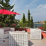 Semesterbostad Luxurioeses Haus Direkt Am Strand- Grosse Terrasse- Pool By Interhome