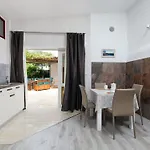 Luxurioeses Haus Direkt Am Strand- Grosse Terrasse- Pool By Interhome * Sutomiscica