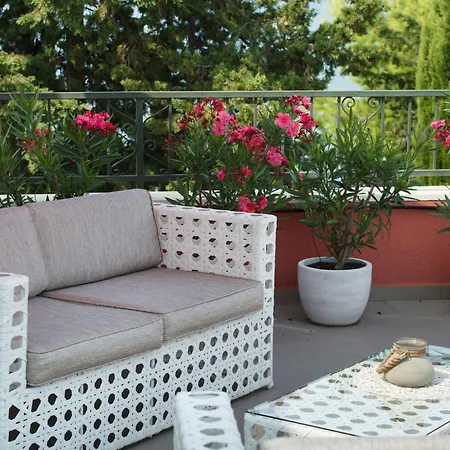 Luxurioeses Haus Direkt Am Strand- Grosse Terrasse By Interhome Casa de Férias Sutomiscica