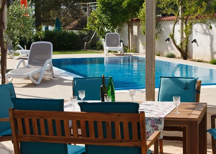 Luxurioeses Haus Direkt Am Strand- Grosse Terrasse- Pool By Interhome * Sutomiscica