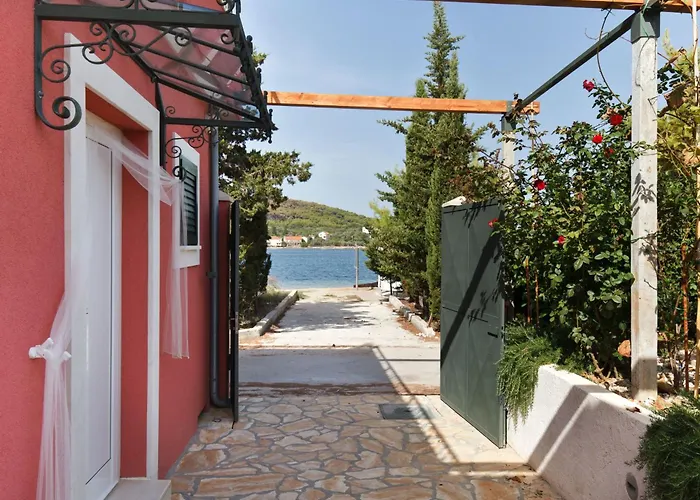 Holiday home Luxurioeses Haus Direkt Am Strand- Grosse Terrasse- Pool By Interhome