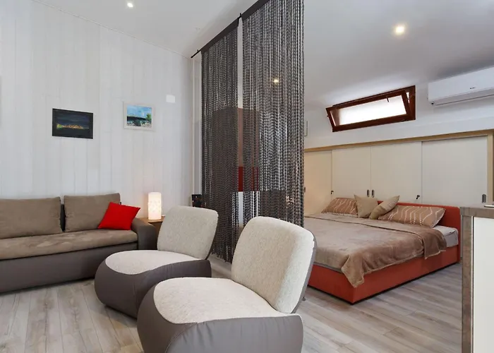 Luxurioeses Haus Direkt Am Strand- Grosse Terrasse- Pool By Interhome * Sutomiscica
