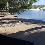Luxurioeses Haus Direkt Am Strand- Grosse Terrasse- Pool By Interhome Дом отдыха Sutomiscica