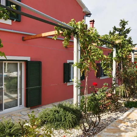 Luxurioeses Haus Direkt Am Strand- Grosse Terrasse By Interhome Sutomiscica