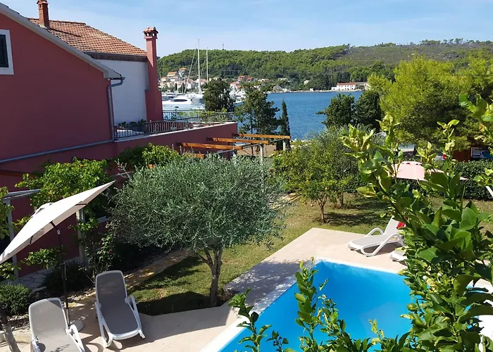 Luxurioeses Haus Direkt Am Strand- Grosse Terrasse- Pool By Interhome Sutomiscica