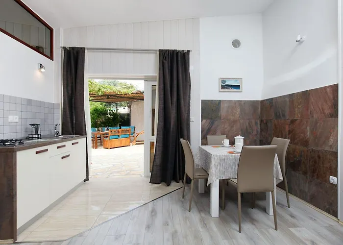 Luxurioeses Haus Direkt Am Strand- Grosse Terrasse- Pool By Interhome * Sutomiscica